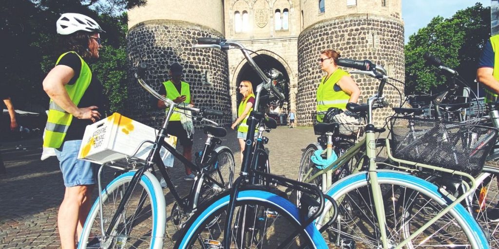 Straßenkunst Führung mit Fahrrad durch Köln